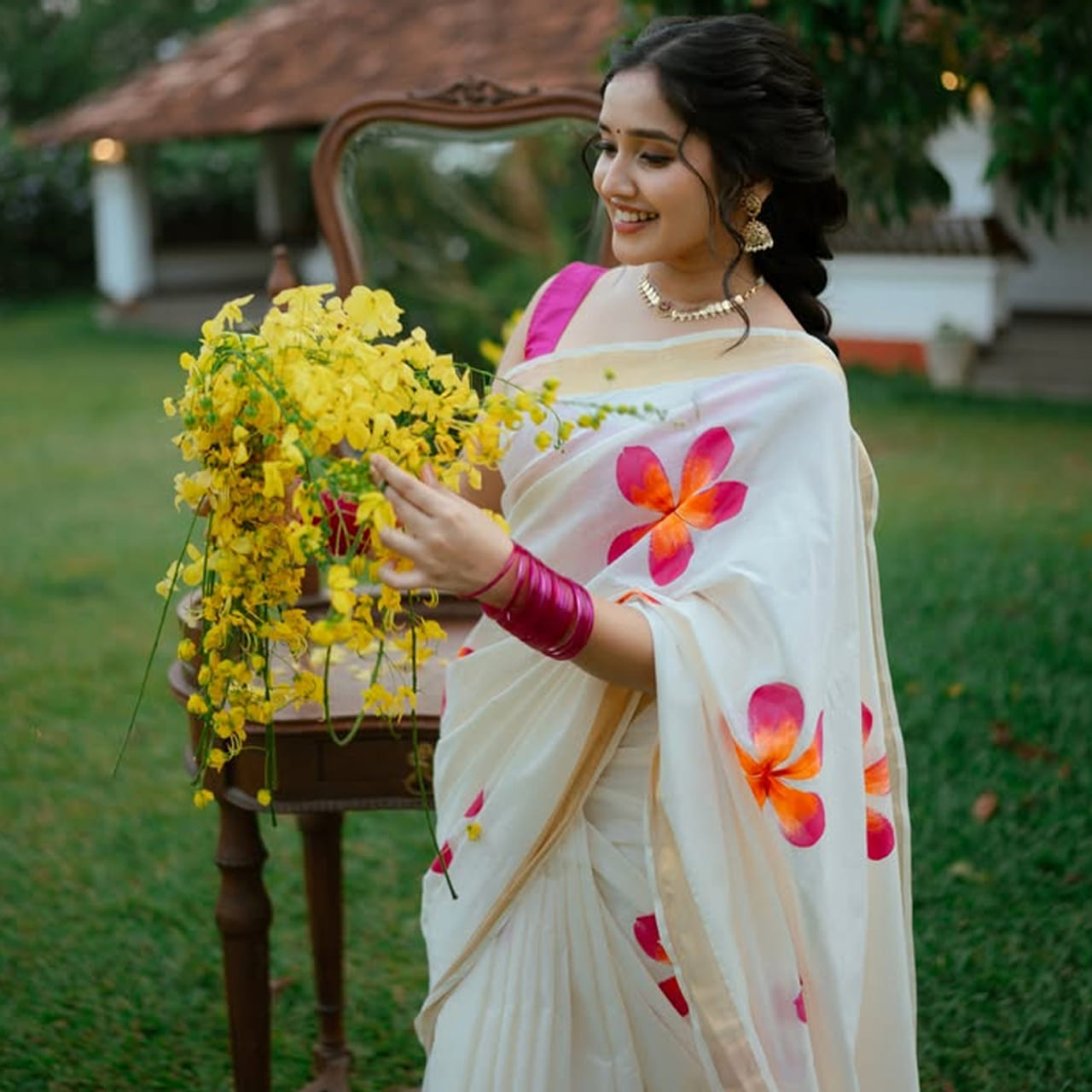 చాలా మంది చైల్డ్ యాక్టర్స్ హీరోలుగా, హీరోయిన్స్ గా మారి సినిమాలు చేస్తున్నారు. ఎన్నో సినిమాల్లో చైల్డ్ ఆర్టిస్ట్ గా సినిమాలు చేసిన అనికా సురేంద్రన్ ఇప్పుడు హీరోయిన్ గా సినిమాలు చేస్తుంది. ఇప్పుడు తన అందంతో కుర్రాళ్లను కవ్విస్తుంది ఈ ముద్దుగుమ్మ. నటి అనికా సురేంద్రన్ 2007లో మలయాళ చిత్రసీమలో చైల్డ్ ఆర్టిస్ట్ గా సినీ రంగప్రవేశం చేసింది.