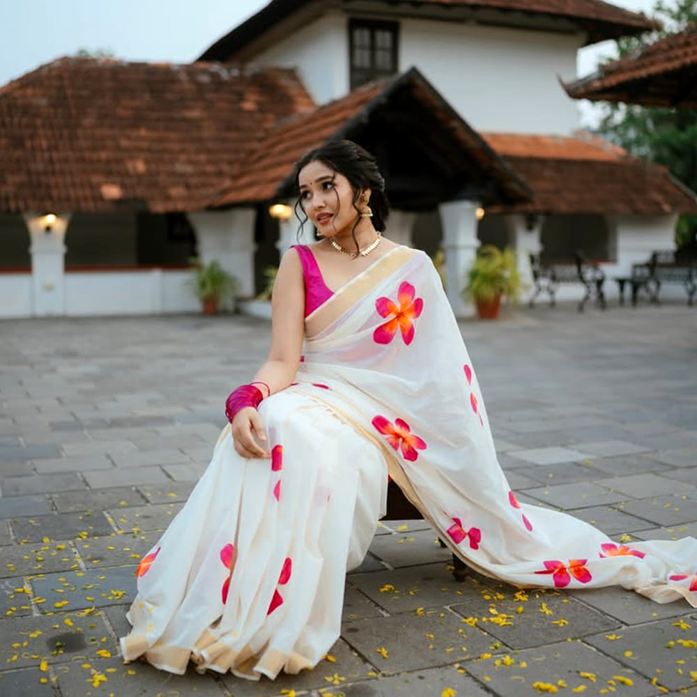 ఇక ఇప్పుడు ఈ చిన్నది హీరోయిన్ గా సినిమాలు చేస్తుంది. 18 ఏళ్లకు హీరోయిన్ గా అవకాశాలు అందుకుంది. నటుడు హిప్హాప్ ఆది నటించిన తమిళ చిత్రం పిడి సర్లో ప్రధాన పాత్ర పోషించింది. ఈ సినిమా మంచి ఆదరణ పొందింది. ఇటీవలే ధనుష్ దర్శకత్వంలో రూపొందిన జాబిలమ్మ నీకు అంతకోపమ సినిమాలో అనికా సురేంద్రన్ కథానాయికగా నటించింది.