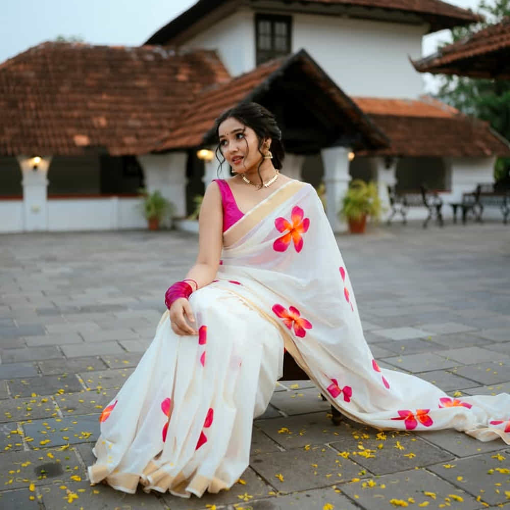 ఇక ఇప్పుడు ఈ చిన్నది హీరోయిన్ గా సినిమాలు చేస్తుంది. 18 ఏళ్లకు హీరోయిన్ గా అవకాశాలు అందుకుంది. నటుడు హిప్హాప్ ఆది నటించిన తమిళ చిత్రం పిడి సర్లో ప్రధాన పాత్ర పోషించింది. ఈ సినిమా మంచి ఆదరణ పొందింది. ఇటీవలే ధనుష్ దర్శకత్వంలో రూపొందిన జాబిలమ్మ నీకు అంతకోపమ సినిమాలో అనికా సురేంద్రన్ కథానాయికగా నటించింది.