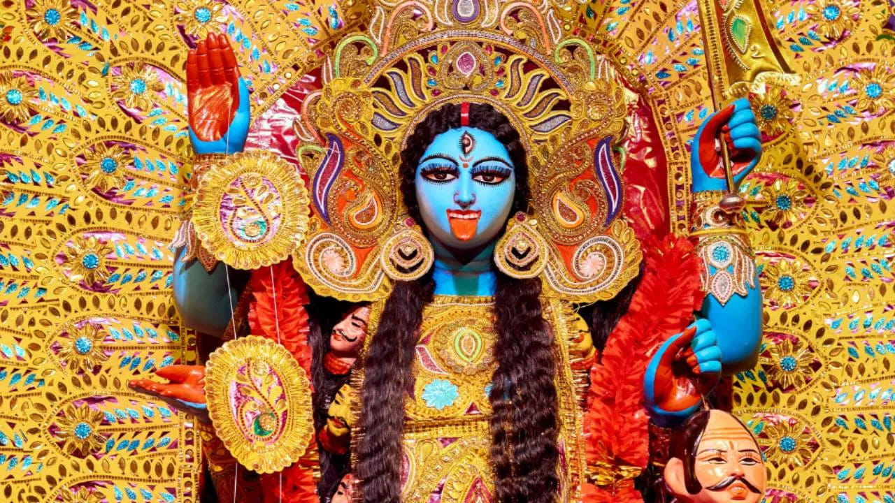 
శారదాదేవి తన భర్త రామకృష్ణ పరమహంస వద్దకు కలకత్తాకు వెళ్ళే మార్గమధ్యంలో తీవ్ర జ్వరానికి గురయ్యారు. ఆమె స్పృహ కోల్పోయి, తండ్రి పక్కన అచ్చాదన మండపంలో పడుకుని ఉన్నారు. ఈ స్థితిలో ఆమెకు గజ్జెల చప్పుళ్లు వినిపించాయి. కళ్ళు తెరిచి చూడగా, నల్లని వర్ణంలో ఉన్న ఒక దివ్య స్త్రీ ఆమె వద్దకు వస్తూ కనిపించారు. 
