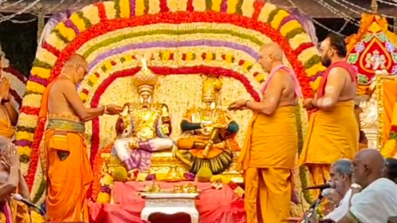 వైభవంగా అన్నవరం సత్యదేవుని కళ్యాణానికి  వేలాది మంది భక్తులు తరలి వచ్చారు. కోరిన కోర్కెలు తీర్చే కొంగుబంగారమైన అన్నవరం సత్యదేవుని దివ్య కళ్యాణం అంగరంగ వైభవంగా జరిగింది. ఇక  అన్నవరంలో మొత్తం సందడి సందడిగా మారింది 