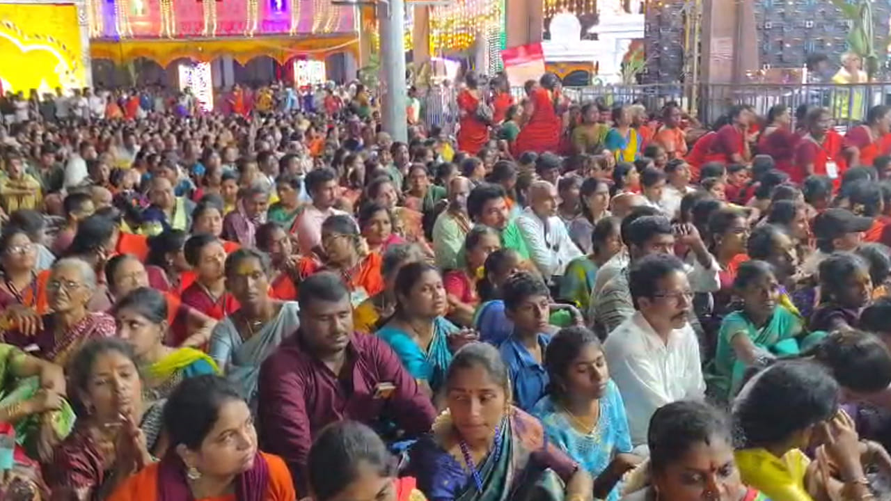 స్వామి అమ్మవార్లకు దేవస్థానం ఆలయ ఈవో చక్రధర్ రావు చైర్మన్ రోహిత్ పాలక మండలి సభ్యులు పట్టు వస్త్రాలు సమర్పించారు.. ప్రభుత్వం తరుపున స్వామి వారి కి పట్టు వస్త్రాలు జిల్లా కలెక్టర్ ఎం. ఎన్. హరేంధిర ప్రసాద్ సమర్పించారు. 