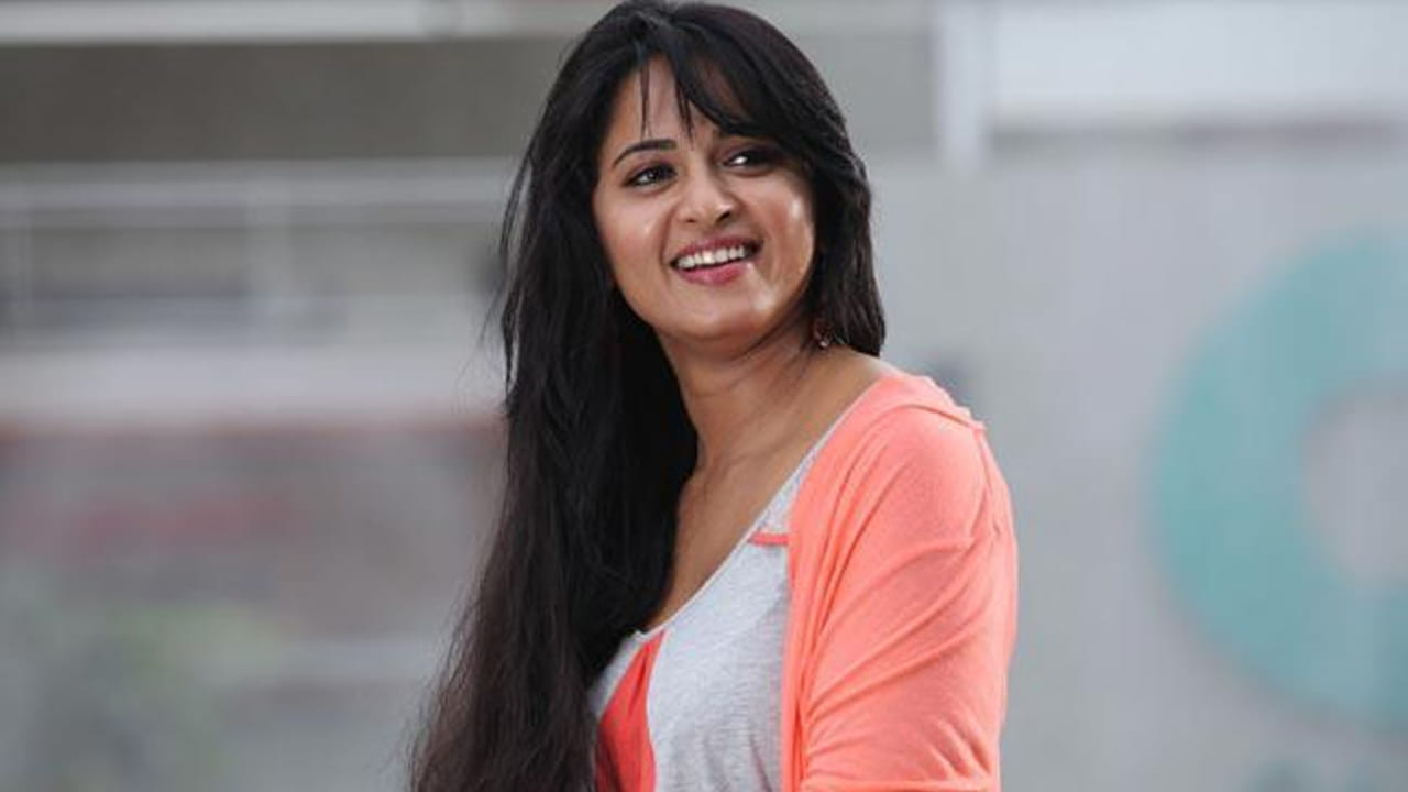 మొదట వెనుకాడినా, మళ్లీ అవకాశం వచ్చినప్పుడు, తన చుట్టూ ఉన్నవారు ప్రోత్సహించడంతో పూరి జగన్నాథ్ ని కలిశారు. చిన్నప్పటి నుండి సినిమాలను, టీవీని చూడని అనుష్కకు పోర్ట్‌ఫోలియో చిత్రాలు ఉండాలనే విషయం తెలియదు. కలిసినప్పుడు ఫోటో ఉందా అని అడిగితే, పర్సులో ఉన్న పాస్‌పోర్ట్ సైజ్ ఫోటోను ఇచ్చారట. అయినప్పటికీ, పూరి జగన్నాథ్ ఆమె అమాయకత్వాన్ని మెచ్చుకుని నవ్వారట. మరుసటి రోజు హైదరాబాద్ రమ్మని పిలిచారు, అయితే ఆమెకు యోగా క్లాసులు ఉన్నందున రాలేనని, శుక్రవారం వస్తానని చెప్పడంతో ఒక స్నేహితురాలు "అది వాళ్లకు ఆటిట్యూడ్ లాగా అనిపిస్తుంది" అని హెచ్చరించిందట. అయితే అది తన అమాయకత్వం అని అనుష్క తెలిపారు. గురువారం సాయంత్రం పూరి జగన్నాథ్ మళ్లీ ఫోన్ చేసి, క్లాసులు అయ్యాక రమ్మని చెప్పడంతో హైదరాబాద్ వెళ్లారు.