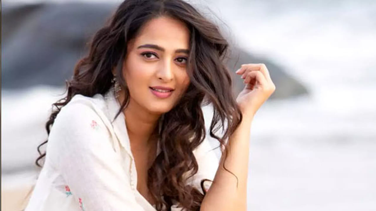 ఆడిషన్ కోసం వెళ్ళినప్పుడు, నాగార్జున మాస్ సినిమా షూటింగ్ చేస్తున్నారు. అదొక ఆడిషన్ అని తనకు అస్సలు తెలియదని, సినిమా చేయమని పిలిచారు కాబట్టి వెళ్తున్నాను అనుకున్నానని అనుష్క చెప్పారు. అక్కడ మేకప్ టెస్ట్ జరిగింది. అదే ఆడిషన్ కు పర్మీత్ ఠక్కర్ అనే మిస్ ఇండియా పోటీదారు కూడా వచ్చిందని, ఆమెకు మేకప్ గురించి, ఫోటోషూట్‌ల గురించి పూర్తిగా తెలుసునని అనుష్క వివరించారు. ఫోటోషూట్ సమయంలో సంగీతం, ఫ్యాన్ ఉపయోగించడం చూసి తనకు డాన్స్ చేయమంటారేమో అని భయం వేసిందట. 