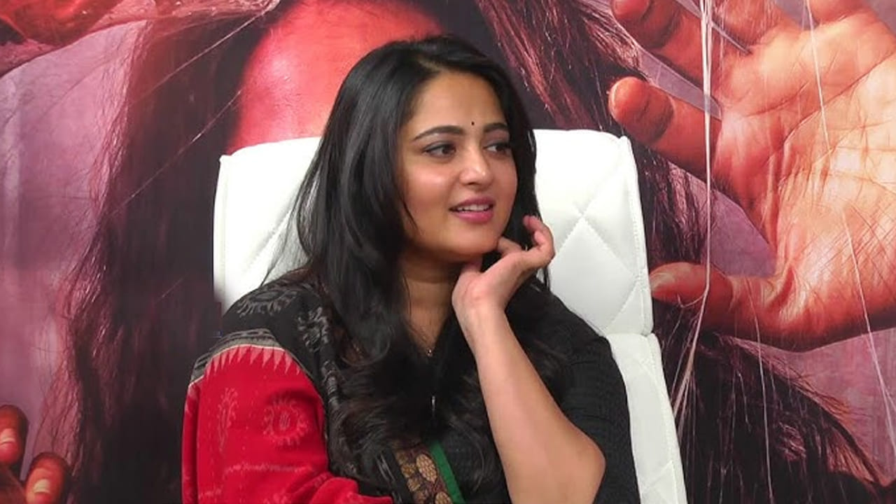 చుట్టూ ఉన్న వ్యక్తులు ఆమె అమాయకత్వాన్ని అర్థం చేసుకుని, ప్రేమగా వివరించారట. చివరగా, నాగార్జున తనలోని సామర్థ్యాన్ని గుర్తించి ఎంపిక చేశారని అనుష్క కృతజ్ఞతలు తెలిపారు. "ఇప్పుడైతే ఇతను పచ్చిగా ఉన్నాడు, ఏం తెలియదు. కానీ ఏదో ఒక సంభావ్యత ఉంది. మనం అవకాశం ఇవ్వకపోతే ఇంకెవరు ఇస్తారు?" అని నాగార్జున అన్నారని ఆమె గుర్తు చేసుకున్నారు. నాగార్జున నమ్మకం వల్లే తాను ఈ రోజు ఈ స్థాయిలో ఉన్నానని, ఆయన తన జీవితంలో ఒక గాడ్ ఫాదర్ లాంటివారని, అందుకే ఆయన తనకు చాలా ప్రత్యేకమని అనుష్క వెల్లడించారు.  