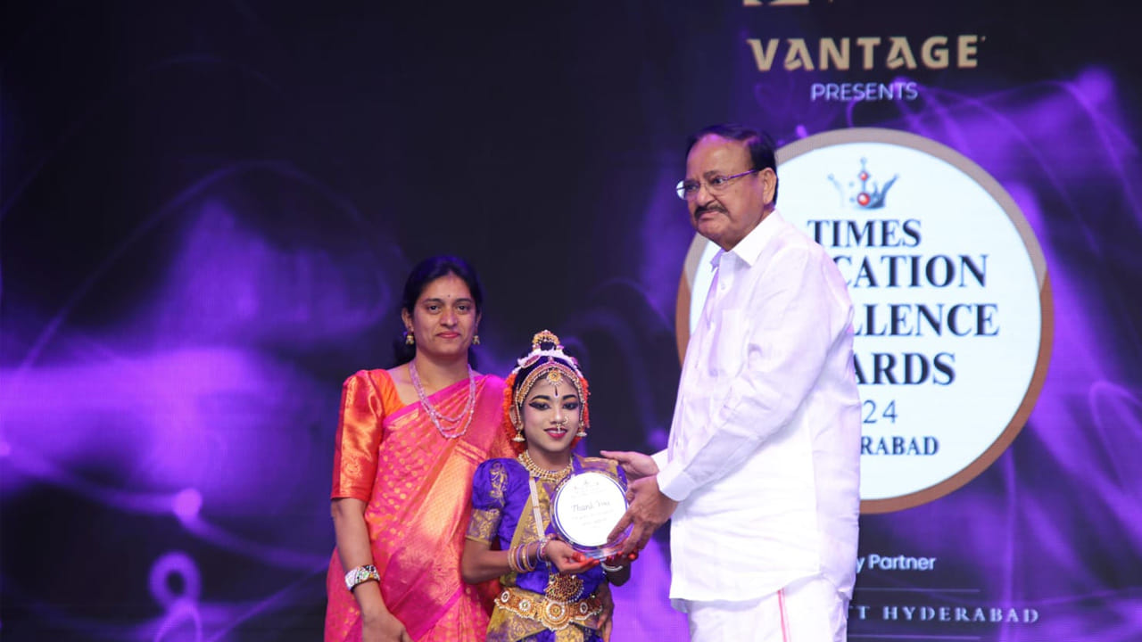 సముద్రమట్టానికి సుమారు 3950 మీటర్ల ఎత్తులో, తీవ్రమైన చలిలో కూడా వెనకడుగు వేయకుండా తన కళాప్రతిభను చాటింది. గత నాలుగేళ్లుగా గురువు నవ్య వద్ద కూచిపూడి నేర్చుకుంటున్న వరేణ్య, ఇప్పటికే పలు వేదికలపై ప్రదర్శనలు ఇచ్చి ఎన్నో బహుమతులు అందుకుంది. 