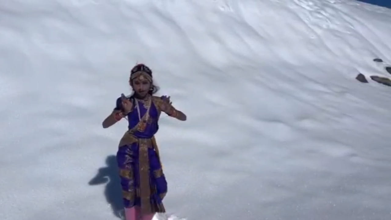 కానీ ఈసారి చేసిన ప్రదర్శన మాత్రం భిన్నం ప్రమాదకరమైన మంచు పర్వతంపై, క్లిష్ట పరిస్థితుల్లో చేసిన ఈ నృత్యం అక్కడికి వచ్చిన దేశ విదేశీ పర్యాటకులను సైతం ఆకట్టుకుంది. చలిని తట్టుకోలేని పరిస్థితుల్లోనూ, ధైర్యంగా ముందుకెళ్లి నృత్యం చేసి చూపిన ఈ చిన్నారి పట్టుదల “సాహసం అంటే ఇదే” అనిపించేలా చేసింది.