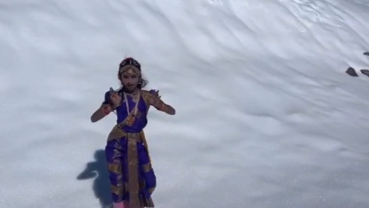  తల్లిదండ్రులు కూడా ఆనందం వ్యక్తం చేస్తూ, ఈ క్షణం జీవితాంతం గుర్తుండిపోతుందని చెబుతున్నారు. మంచు మధ్యలో మెరిసిన ఈ చిన్నారి నృత్యం, ఇప్పుడు అందరి ప్రశంసలు అందుకుంటోంది.