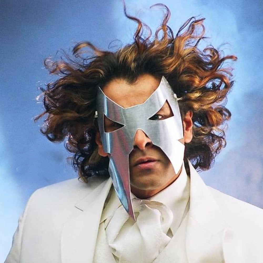 అపరిచితుడు సినిమాలో రాము, రెమో, అపరిచితుడు పాత్రల్లో నటించి మెప్పించాడు విక్రమ్. ఈ సినిమా ఇప్పటికీ టీవీలో వస్తే కదలకుండా చూస్తుంటారు ఆడియన్స్. సమాజంలో జరిగే తప్పులకు నరకంలో విధించే శిక్షలను అపరిచితుడు బ్రతికుండగానే విధిస్తుంటాడు.