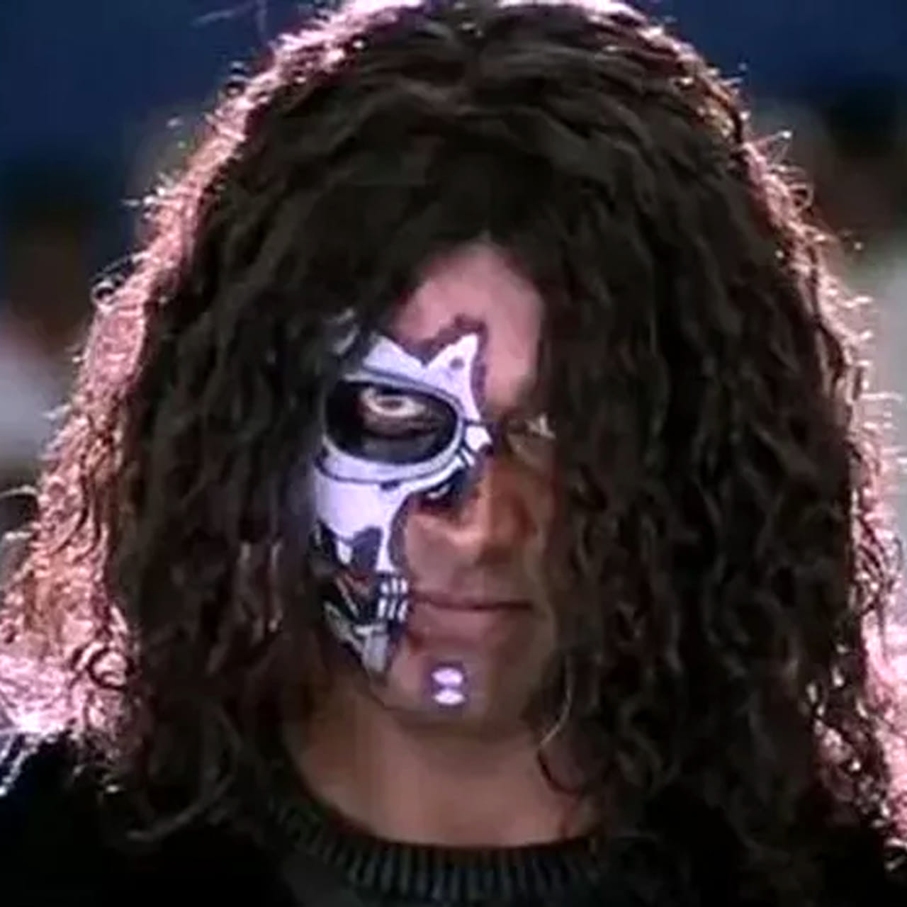 శంకర్ దర్శకత్వంలో వచ్చిన అపరిచితుడు సినిమా ఎంత పెద్ద విజయం సాధించిందో అందరికి తెలుసు. ఈ సినిమాలో విక్రమ్ తన నటనతో ఆకట్టుకున్నాడు. మూడు వైవిధ్యమైన పాత్రల్లో అదరగొట్టాడు విక్రమ్. తమిళ్ లో విడుదలైన ఈ సినిమా తెలుగులోనూ డబ్ అయ్యి సూపర్ హిట్ గా నిలిచింది.