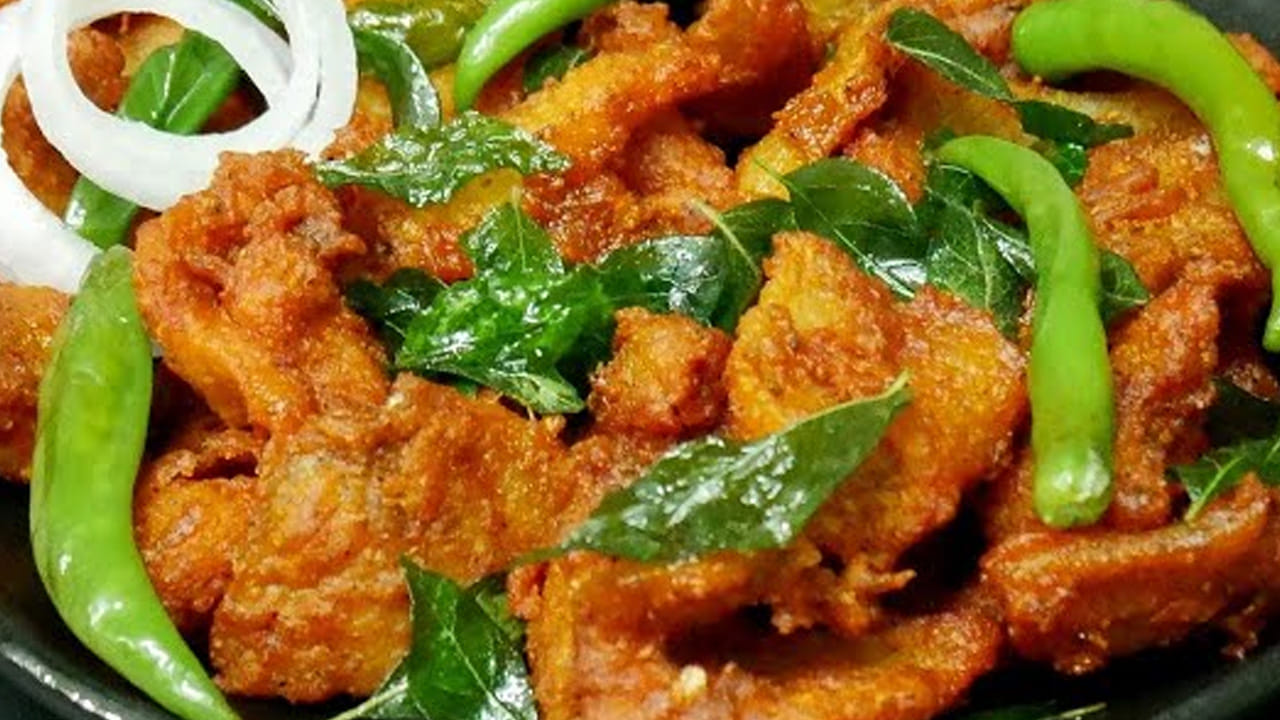 
ఈ ముక్కలకు మసాలాలు పట్టించుకోవాలి: ఆ తర్వాత ఈ  ముక్కలను తీసుకుని ఒక టేబుల్ స్పూన్ అల్లం-వెల్లుల్లి పేస్ట్, పసుపు, రుచికి సరిపడా ఉప్పును వేసి పక్కన పెట్టుకోవాలి. 