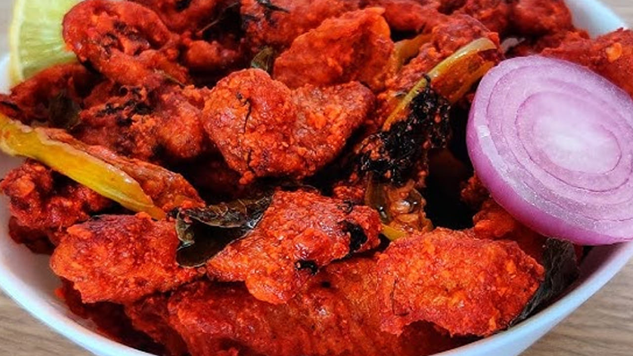 మ్యారీనేట్ చేసిన అపోలో ఫిష్  ముక్కలను ఒక గిన్నెలోకి తీసుకుని కొద్దిగా కారం, మసాలా పొడి , అర టీ స్పూన్ ధనియాల పొడి, ఒక టేబుల్ స్పూన్ నిమ్మరసం కూడా వేసి  మిక్స్ అయ్యేలా కలుపుకోవాలి. 