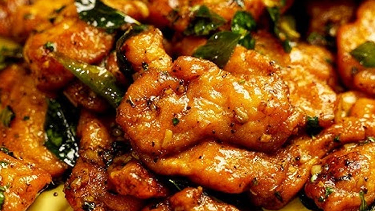 ఇప్పుడు  ఒక గిన్నె తీసుకుని దానిలో  అపోలో ఫిష్ చేప ముక్కలు, ఒక టేబుల్ స్పూన్ శనగపిండి,  నాలుగు కరివేపాకు ఆకులు , కొద్దిగా నీళ్ళు పోసి మిక్స్ అయ్యేలా కలుపుకోవాలి.  