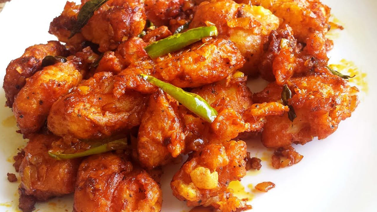 ఇక చివర్లో గ్యాస్ స్టవ్ వెలిగించి పొయ్యి మీద పాన్ పెట్టి దానిలో ఆయిల్ వేసి, శనగ పిండి పట్టించిన చేప ముక్కలను తీసుకుని గోల్డ్ కలర్లోకి మారే వరకు వాటిని బాగా వేయించుకోవాలి.