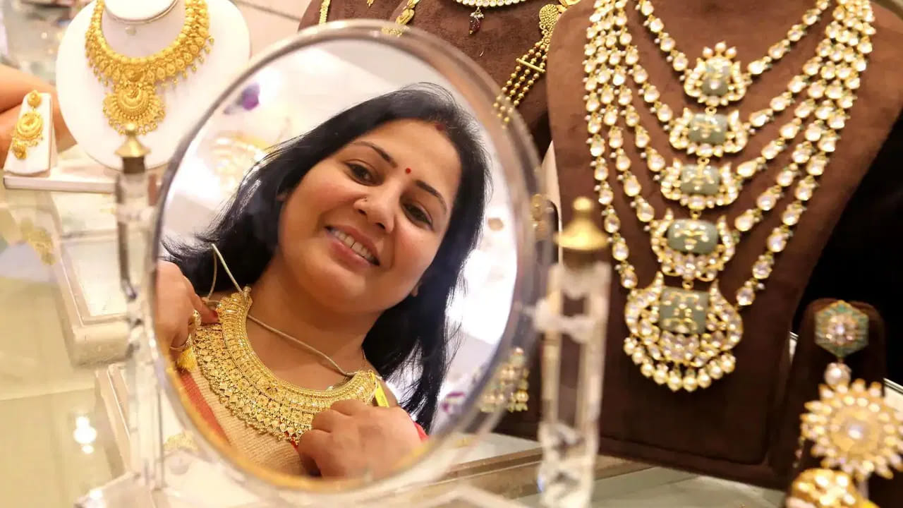 Gold Price Today: కుప్పకూలుతున్న బంగారం, వెండి.. భారీగా తగ్గిన ధరలు.. ఎంత తగ్గిందంటే..