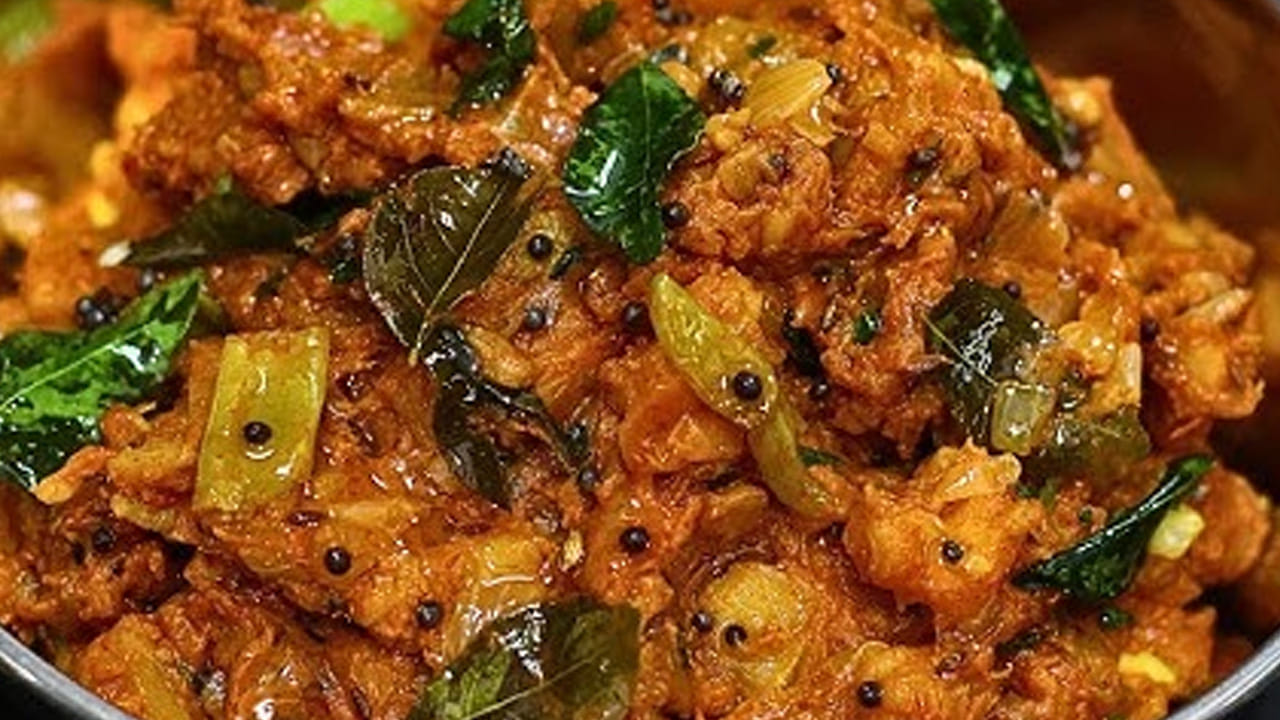 ముందుగా పచ్చి అరటిని  తీసుకుని దానిని కడిగి  చిన్న ముక్కలుగా కట్ చేసి అర టేబుల్ స్పూన్ పసుపు, ఉప్పుతో 10 నిముషాలు  ఉడికిస్తే కూర టేస్టీగా ఉంటుంది. ఆ తర్వాత పాన్‌  నూనె వేసి అది వేడి అయినా తర్వాత అర టేబుల్ స్పూన్ ఆవాలు, జీలకర్ర, కరివేపాకు వేసి ముందుగా ఉడికించిన అరటికాయ ముక్కలు వేసి బాగా వేయించాలి. 
