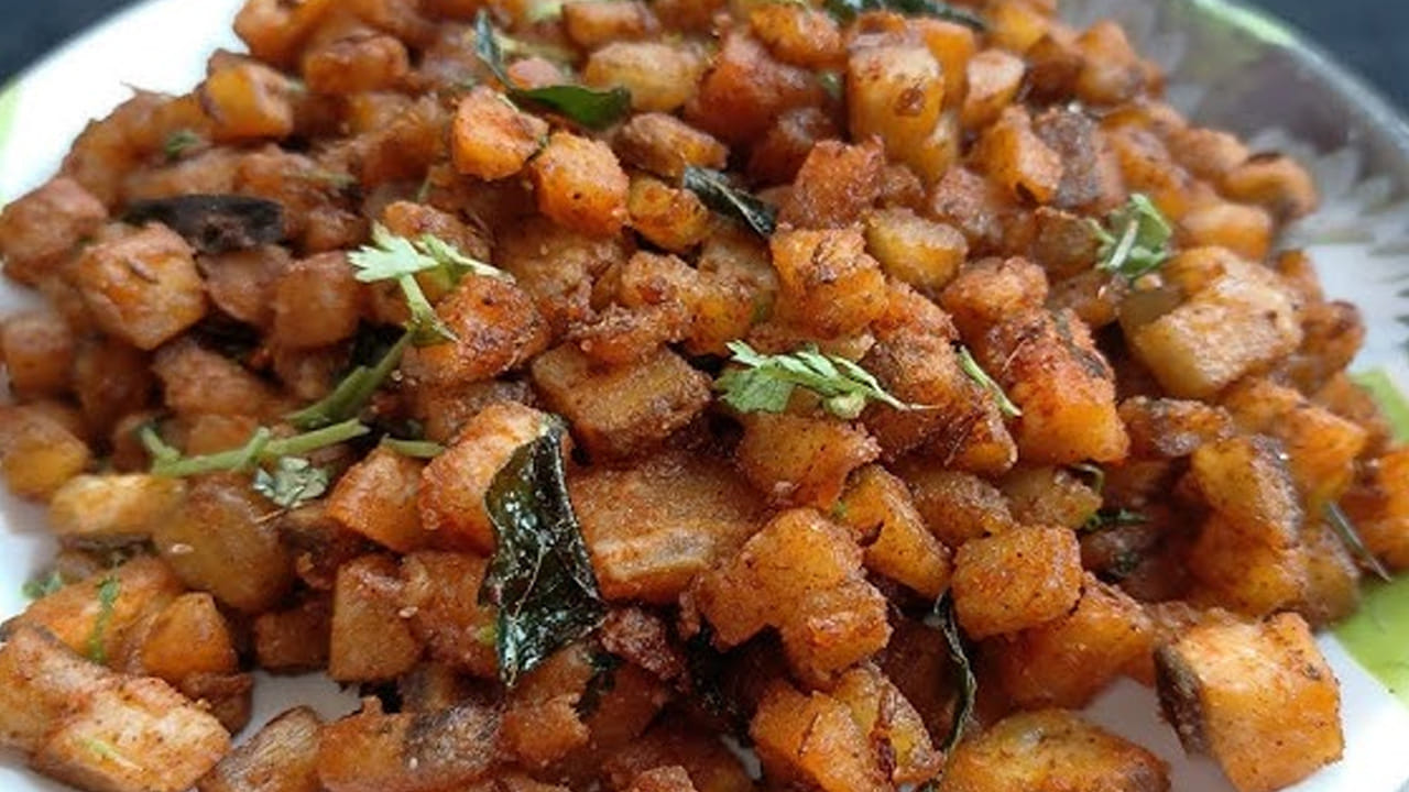 ఆ తర్వాత కొబ్బరి పొడిని వేసి ఒక చిన్న గరిటేతో మిక్స్ అయ్యేలా  కలుపుకోవాలి. కొబ్బరి పొడి వలన వల్ల అరటికాయ వేపుడు రుచిగా ఉంటుంది. అంతే కాదండోయ్ సువాసన కూడా వస్తుంది. 