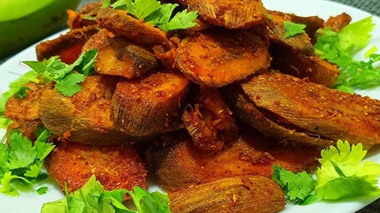 ఆ తర్వాత రెండు లేదా ఒక టేబుల్ స్పూన్  కారం పొడి, అర టేబుల్ స్పూన్  ధనియాల పొడి,  గరం మసాలా కూడా వేసి మిక్స్ అయ్యేలా 
కలపాలి. అరటికాయ ముక్కలకు మసాలాలు పట్టనిస్తే అద్భుతమైన రుచిని ఇస్తాయి. 
