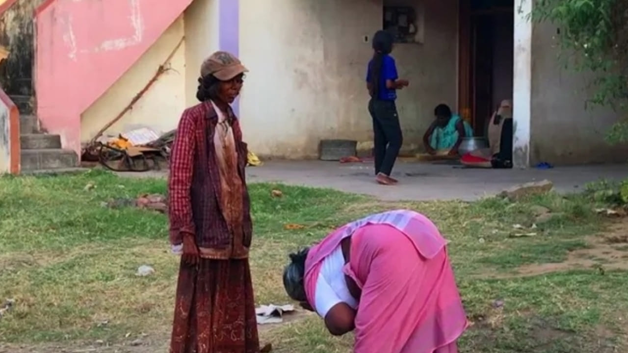 మరి అసలు ఆ టోపీ అమ్మ ఎవరు? ఎందుకు ఆమె దర్శనం కోసం భక్తులు అందరూ ఎదురు చూస్తారో ఇప్పుడు తెలుసుకుందాం.  టోపీ అమ్మ అసలు పేరు పళని అమ్మ. ఆమెది కన్యాకుమారి. అయితే ఆమె ఎందుకు అరుణాచలం వచ్చిందో ఎవరికీ తెలియదు కానీ, అరుణా చలం వచ్చి అక్కడే స్థిరపడి, ఎఫ్పుడూ గిరిప్రదక్షిణ చేస్తూ ఉంటుందంట. దాదాపు 12000సార్లుకు పైగా రోజు 14 కిలోమీటర్లు గిరి ప్రదక్షణ చేయడమే కాకుండా, నిత్యం ఆ శివయ్యను ధ్యానిస్తూ ఉంటుందంట.