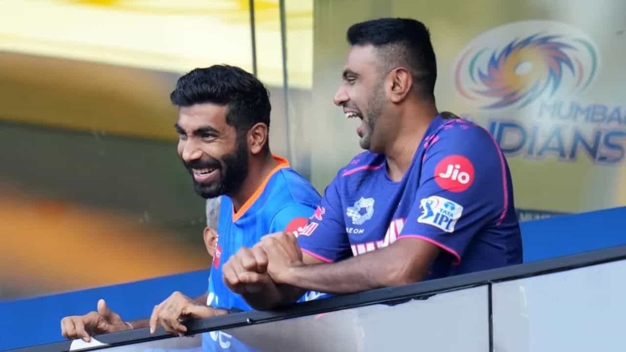 రవిచంద్రన్ అశ్విన్, జస్ప్రీత్ బుమ్రా ఐదవ స్థానంలో ఉన్నాడు. అశ్విన్ 217 మ్యాచ్లలో 187 వికెట్లు సాధించగా, బుమ్రా 147 మ్యాచ్లలో 183 వికెట్లను సాధించాడు. ఇద్దరూ వేర్వేరు బౌలింగ్ శైలి ద్వారా ఐపీఎల్ లో తమదైన ముద్ర వేశారు.