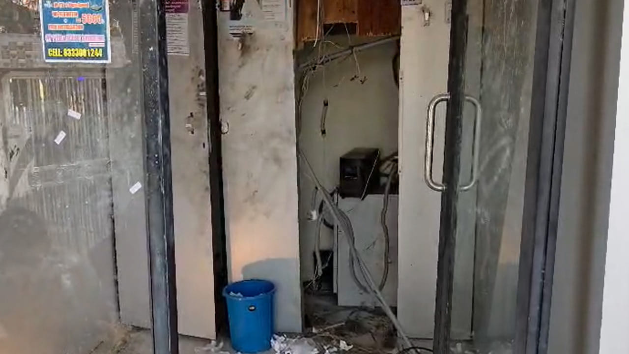 పోలీస్ స్టేషన్ పక్కనే దారుణం.. ఏటీఎం మిషన్‌తో పరారైన దుండగులు