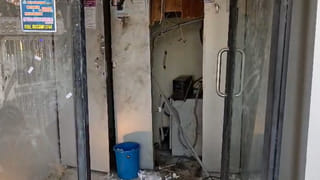 పోలీస్ స్టేషన్ పక్కనే దారుణం.. ఏటీఎం మిషన్‌తో పరారైన దుండగులు