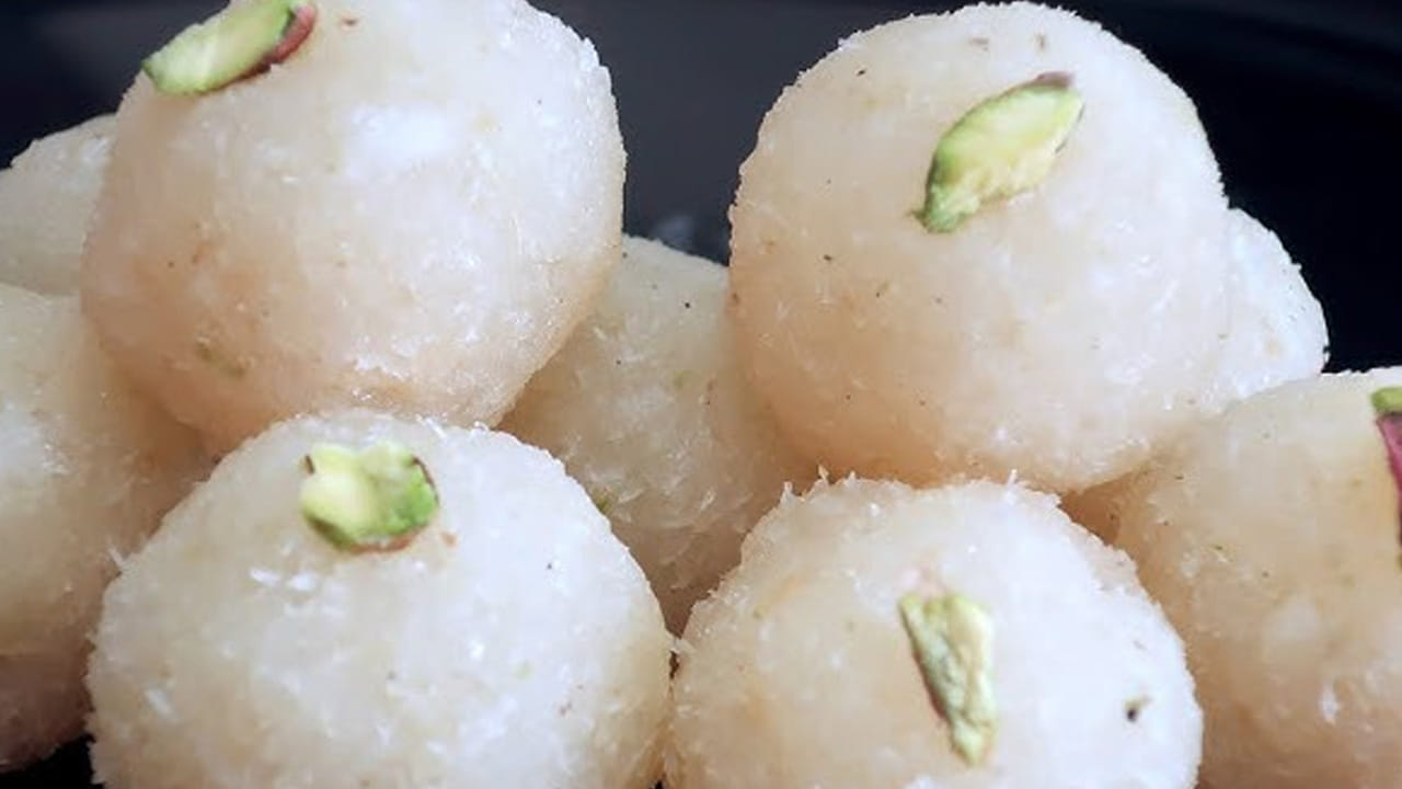 మీరు ముందుగా ఒక కప్పు అటుకులను తీసుకుని పాన్లో వేసి మీడియం మంటపై బాగా వేయించాలి. అది చల్లారిన తర్వాత మిక్సీలో వేసి వాటిని పొడిలాగా చేసుకోవాలి. ఇక ఇప్పుడు అదే పాన్లో కొద్దిగా నెయ్యి వేసి 10 జీడిపప్పు, కిస్మిస్ కూడా వేయించాలి.