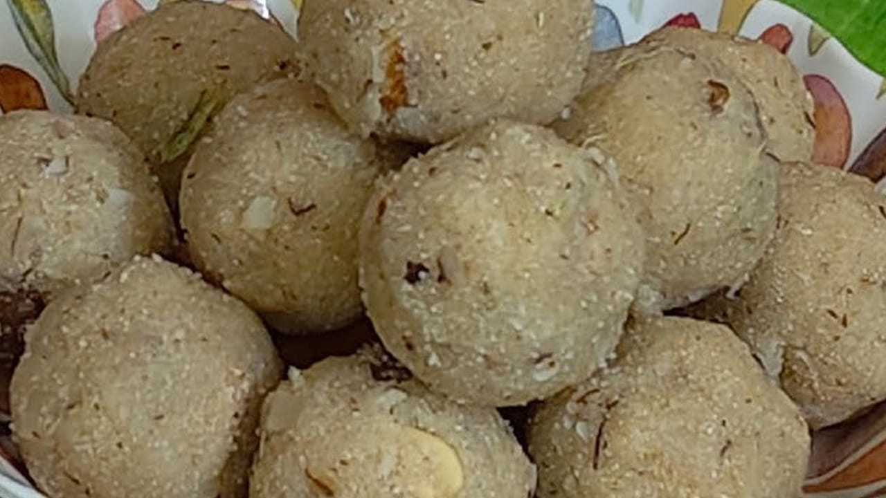 ఆ తరువాత చివర్లో ఒక కప్పు అటుకుల పొడి వేసి దీనిలో మిక్స్ అయ్యేలా కలపాలి. ఆ తర్వాత యాలకుల పొడి, జీడిపప్పు, 10 కిస్మిస్ వేసి కలిపి దించేయాలి. ఇది వేడిగా ఉన్నప్పుడే చేతులతో చిన్న చిన్న ఉండలుగా చేసుకుని ప్లేట్ లో పెట్టుకోవాలి.