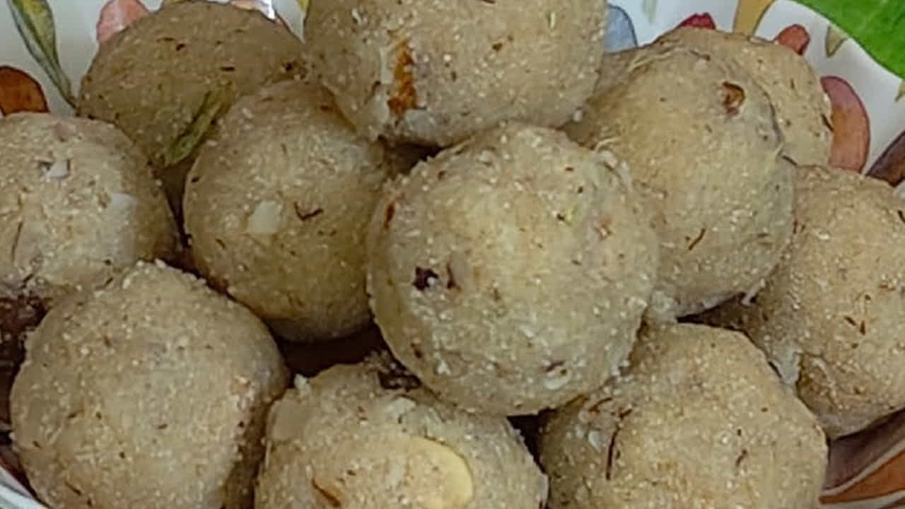 ఆ తరువాత చివర్లో ఒక కప్పు అటుకుల పొడి వేసి దీనిలో మిక్స్ అయ్యేలా కలపాలి. ఆ తర్వాత యాలకుల పొడి, జీడిపప్పు, 10 కిస్మిస్ వేసి కలిపి దించేయాలి. ఇది వేడిగా ఉన్నప్పుడే చేతులతో చిన్న చిన్న ఉండలుగా చేసుకుని ప్లేట్ లో పెట్టుకోవాలి.