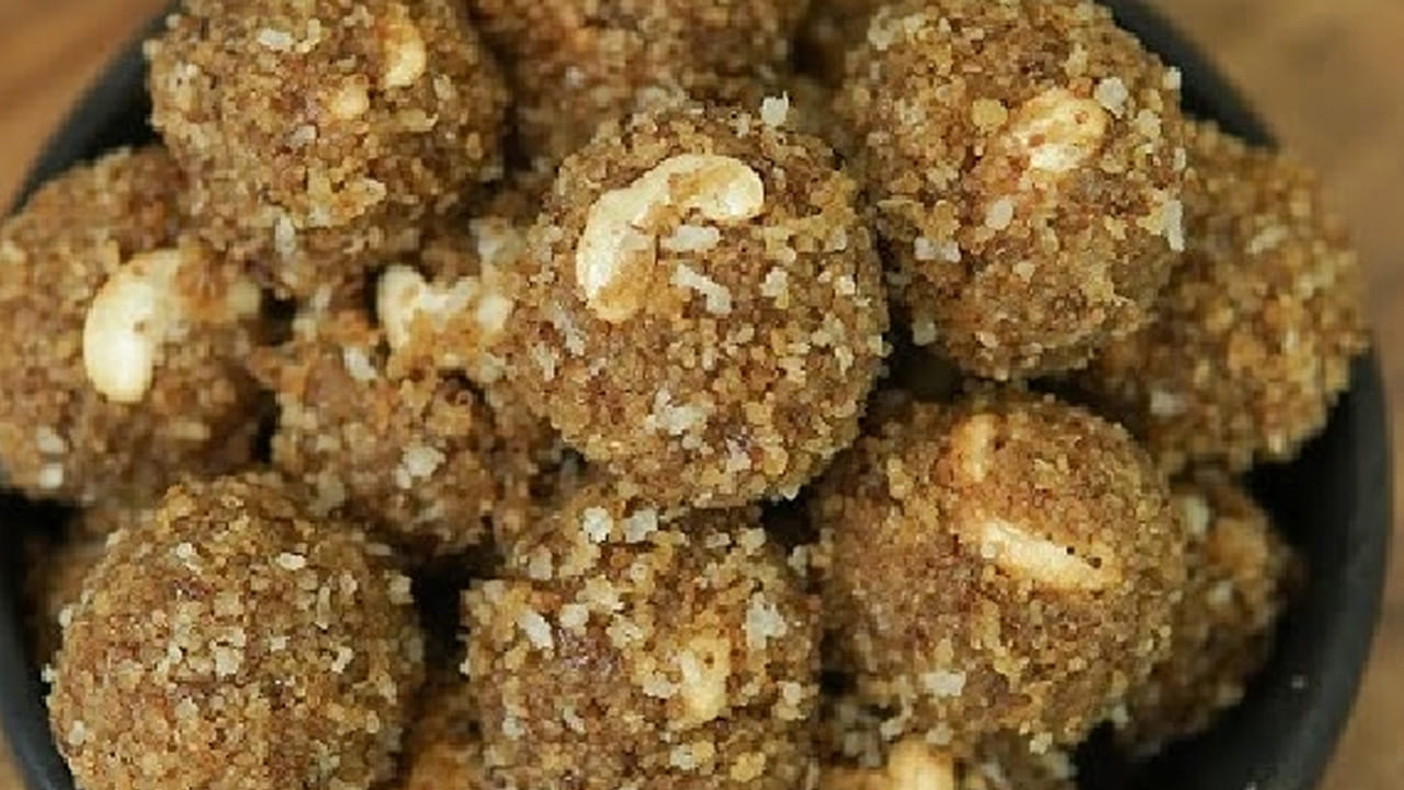 అంతే, వేడి వేడి పచ్చి కొబ్బరి అటుకుల ఉండలు రెడీ. ఇవి పిల్లలకు బలాన్ని ఇస్తుంది. కాబట్టి, ఈ రెసిపీని ఇంట్లో ట్రై చేసి పెట్టి వారికి రోజుకొకటి పెట్టండి. ఎంతో ఇష్టంగా తింటారు.