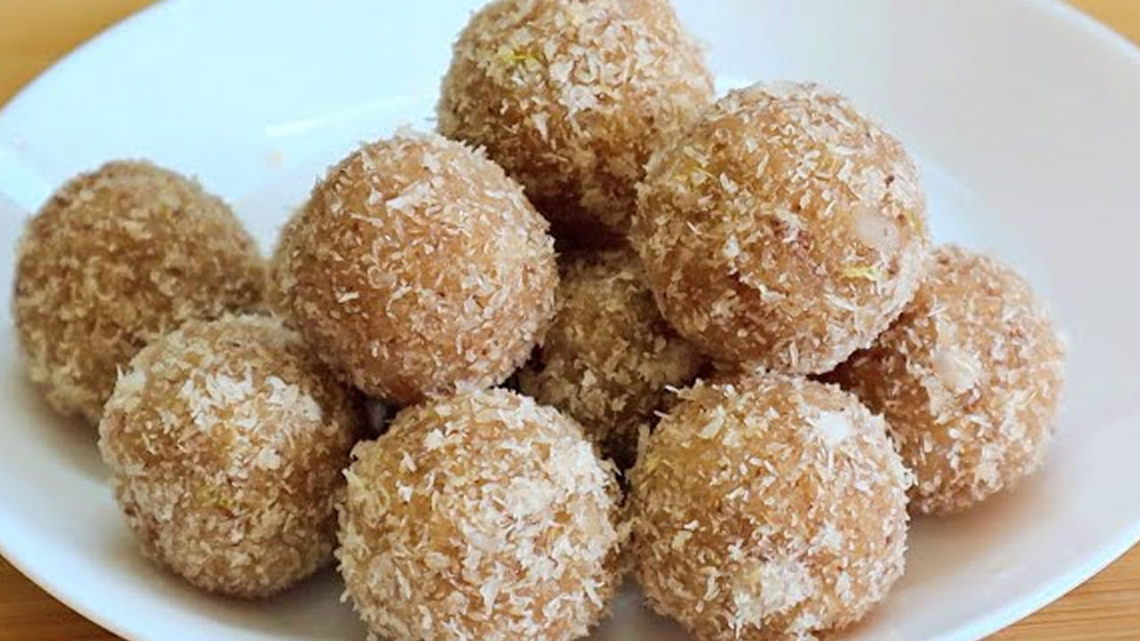 కావాల్సిన పదార్దాలు: ఒక కప్పు అటుకులు, ఒక కప్పు పచ్చి కొబ్బరి తురుము అర కప్పు బెల్లం తురుము, రెండు టేబుల్ స్పూన్స్ నెయ్యి ,
ఒక టేబుల్ స్పూన్ యాలకుల పొడి , 10 జీడిపప్పు, 10 కిస్మిస్ లు తీసుకోవాలి.