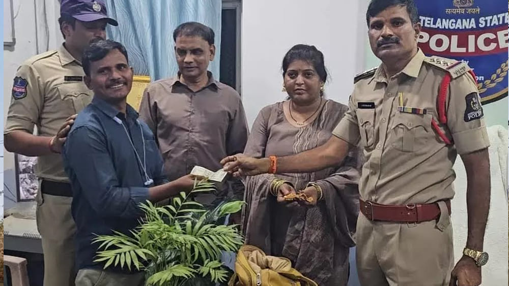 కర్ణాటక మహిళకు షాక్ ఇచ్చిన ఆటో డ్రైవర్ మంచితనం.. పోలీసుల ప్రశంసలు!