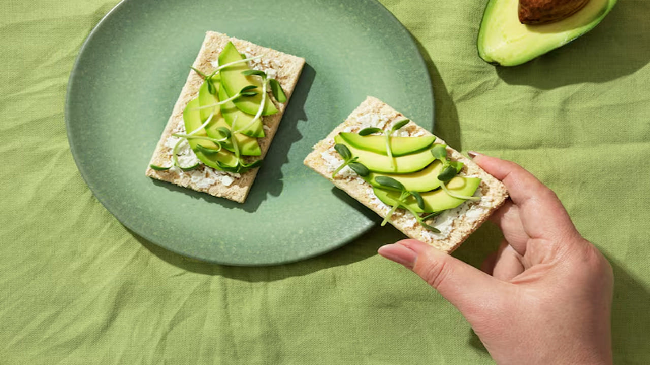 మెదడు పనితీరు (Gut-Brain Axis): పేగు ఆరోగ్యానికి, మెదడుకు దగ్గరి సంబంధం ఉంటుంది. అవకాడోలో ఉండే ఒలేయిక్ యాసిడ్ మెదడు కణాలను రక్షించడమే కాకుండా, ఏకాగ్రతను మరియు మానసిక ప్రశాంతతను పెంచుతుంది. జ్ఞాపకశక్తి తగ్గుతున్న వారు దీనిని తీసుకోవడం వల్ల మంచి ఫలితం ఉంటుంది.