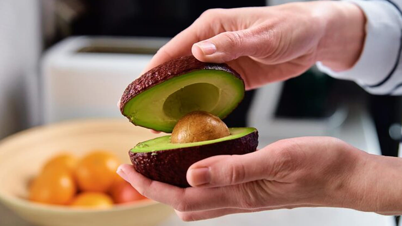 కొలెస్ట్రాల్, రక్తపోటు: అవకాడోలో ఉండే పొటాషియం రక్తపోటును నియంత్రించడంలో సహాయపడుతుంది. అలాగే, ఇది శరీరంలోని చెడు కొలెస్ట్రాల్‌ను (LDL) తగ్గించి, మంచి కొలెస్ట్రాల్‌ను పెంచడం ద్వారా గుండె ఆరోగ్యాన్ని కాపాడుతుంది. అల్పాహారంగా అవకాడో తినడం వల్ల రోజంతా కడుపు నిండుగా ఉంటుంది.