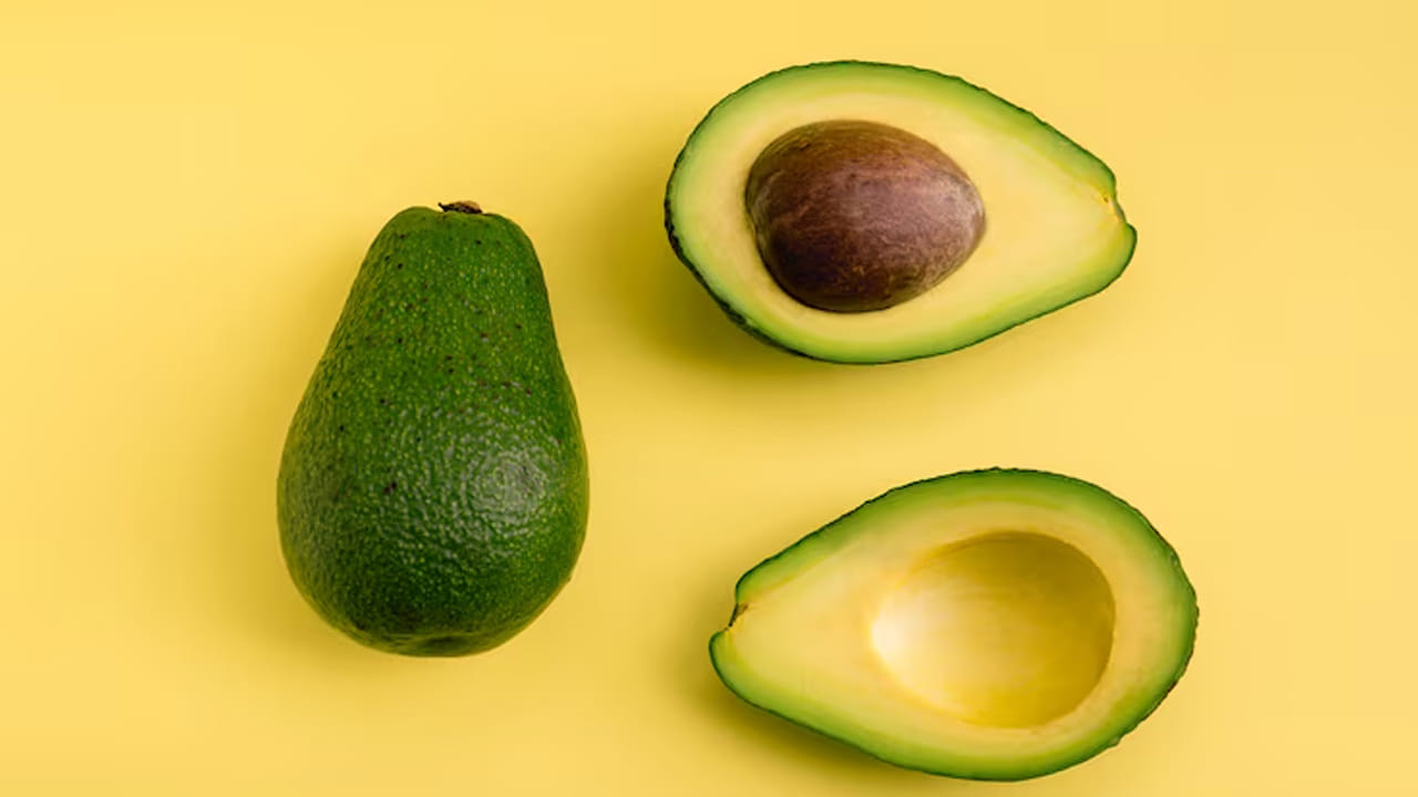 గుండె ఆరోగ్యానికి: 14 రోజుల పాటు అవకాడోలు తినడం వల్ల మీ గుండెకు నేరుగా మేలు జరుగుతుందని డాక్టర్ సౌరభ్ సేథి వివరిస్తున్నారు. అవకాడోలలో మోనోఅన్‌శాచురేటెడ్ ఫ్యాటీ యాసిడ్లు అధికంగా ఉంటాయి. ఇది గుండెకు నేరుగా మేలు చేసే ఒక రకమైన ఆహార కొవ్వు. ఇది బరువు తగ్గడానికి, కొలెస్ట్రాల్‌ను తగ్గించడానికి, రక్తనాళాలను విస్తరించడానికి సహాయపడుతుంది.
