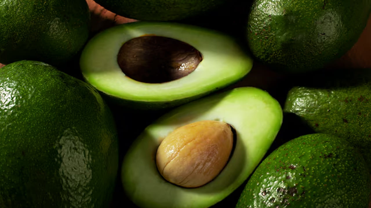 ఎనర్జీ, బరువు నియంత్రణ: ఇందులోని ఆరోగ్యకరమైన కొవ్వులు మీకు ఎక్కువ సేపు ఆకలి వేయకుండా చూస్తాయి. దీనివల్ల మీరు అనవసరమైన చిరుతిళ్లు తినకుండా ఉండి, బరువు తగ్గడానికి సులభమవుతుంది. 14 రోజుల తర్వాత మీ ఎనర్జీ లెవల్స్ మునుపటి కంటే మెరుగ్గా ఉంటాయని డాక్టర్ వివరించారు.