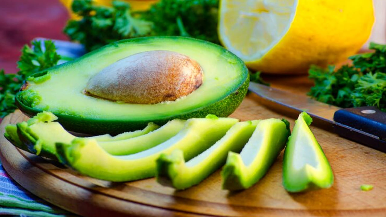 అవకాడోను కేవలం ఒక పండుగా కాకుండా, ఒక సూపర్ ఫుడ్‌గా పరిగణించవచ్చు. డాక్టర్ సౌరభ్ సేథి సూచించినట్లుగా 14 రోజుల పాటు దీనిని క్రమం తప్పకుండా తీసుకుంటే మీ ఆరోగ్యంలో స్పష్టమైన మార్పును గమనించవచ్చు. అవకాడోను సరిగ్గా తినకపోతే, దాని ప్రయోజనాలు చాలా తక్కువగా ఉంటాయని డాక్టర్ సౌరభ్ సేథి అంటున్నారు. స్నాక్‌గా తినే అవకాడోలో నెయ్యి, వెన్న లేదా నూనె ఎప్పుడూ కలపవద్దని ఆయన సలహా ఇస్తున్నారు. దీని కోసం, ఒక అవకాడో తీసుకుని, అందులో అర కప్పు పనీర్, 2 టేబుల్ స్పూన్ల పెరుగు, ఒకటి లేదా రెండు పచ్చిమిర్చి, అల్లం-వెల్లుల్లి, కొత్తిమీర, ఉప్పు, మిరియాల పొడి, మీ ఇష్టానుసారం ఒరేగానో వేసుకుని, మీకు నచ్చినట్లుగా కలుపుకోండి. అదే మీ స్నాక్, దీనిని ఉదయాన్నే అల్పాహారంగా తీసుకోండి. ఒకవేళ మీకు పచ్చిగా తినడం ఇష్టం లేకపోతే, పెరుగు తప్ప మిగిలిన పదార్థాలను తక్కువ మంట మీద వేడి చేసుకుని తినమని చెబుతున్నారు. 