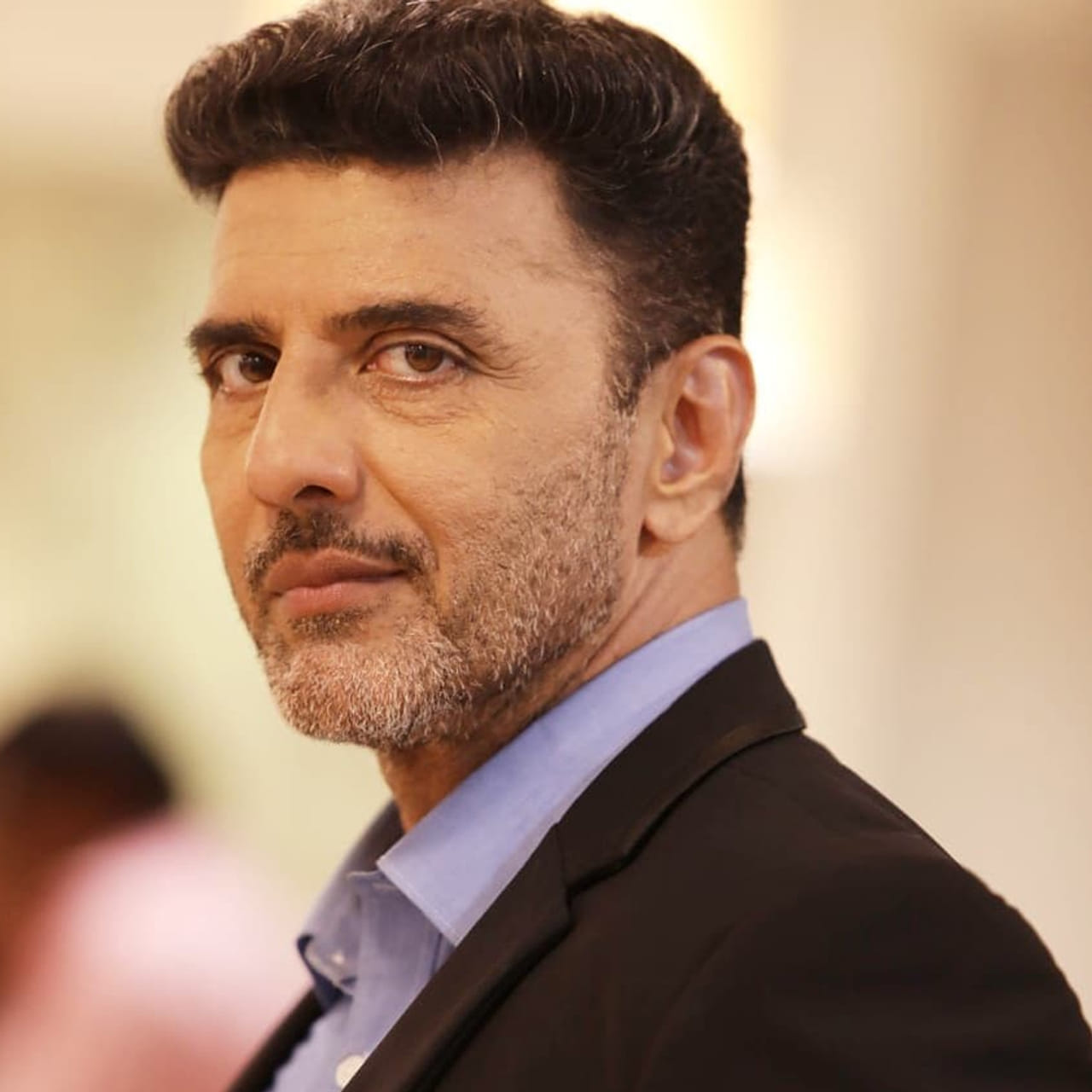 సినిమా రంగంలో సెలబ్రిటీల వ్యక్తిగత జీవితాలు, ముఖ్యంగా వారి ప్రేమ, పెళ్లి విషయాలు ఎప్పుడూ ఆసక్తికరంగానే ఉంటాయి. తాజాగా తమిళ చిత్ర పరిశ్రమకు చెందిన ఒక సీనియర్ నటుడు తన కంటే దాదాపు 33 ఏళ్లు చిన్నదైన అమ్మాయితో ప్రేమలో పడటం కోలీవుడ్‌తో పాటు సోషల్ మీడియాలో పెద్ద ఎత్తున చర్చకు దారితీసింది.