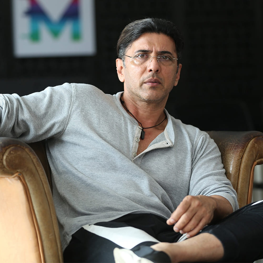 తమిళ, తెలుగు ప్రేక్షకులకు సుపరిచితుడైన సీనియర్ నటుడు బబ్లూ పృథ్వీరాజ్ (57) ప్రస్తుతం వార్తల్లో నిలిచారు. ఆయన గత కొంతకాలంగా శీతల్ అనే 24 ఏళ్ల యువతితో రిలేషన్‌షిప్‌లో ఉన్నట్లు తెలుస్తోంది. ఆయన గత కొంతకాలంగా శీతల్ అనే 24 ఏళ్ల యువతితో రిలేషన్‌షిప్‌లో ఉన్నట్లు తెలుస్తోంది. 