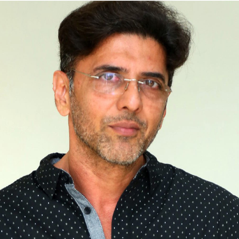 వీరిద్దరి వయసు మధ్య 33 ఏళ్ల వ్యత్యాసం ఉండటం ఇప్పుడు అందరినీ ఆశ్చర్యానికి గురిచేస్తోంది. గతంలోనే వీరిద్దరూ కలిసి ఉన్న ఫోటోలు, వీడియోలు నెట్టింట వైరల్ కాగా, తాజాగా ఒక మీడియా సంస్థకు ఇచ్చిన ఇంటర్వ్యూలో వీరి బంధం గురించి మరిన్ని ఆసక్తికర విషయాలు వెలుగులోకి వచ్చాయి.