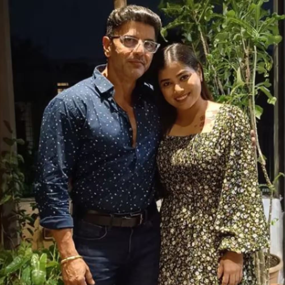 ఈ ప్రేమ వ్యవహారంపై వస్తున్న విమర్శలను బబ్లూ పృథ్వీరాజ్ చాలా ధీటుగా ఎదుర్కొంటున్నారు. ప్రేమకు వయసుతో సంబంధం లేదని, మనస్తత్వాలు కలిస్తే చాలని ఆయన అభిప్రాయపడుతున్నారు. శీతల్ తన జీవితంలోకి వచ్చాక తాను చాలా సంతోషంగా ఉన్నానని, ఆమె తనను ఎంతో బాగా అర్థం చేసుకుంటుందని ఆయన పేర్కొన్నారు. 