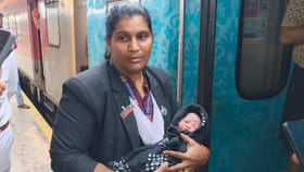 కదిలే రైల్లో అద్భుతం..తోటి ప్రయాణికులే డాక్టర్లై పురుడు పోశారు!