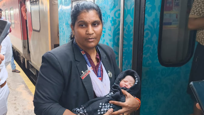 కదిలే రైల్లో అద్భుతం..తోటి ప్రయాణికులే డాక్టర్లై పురుడు పోశారు!