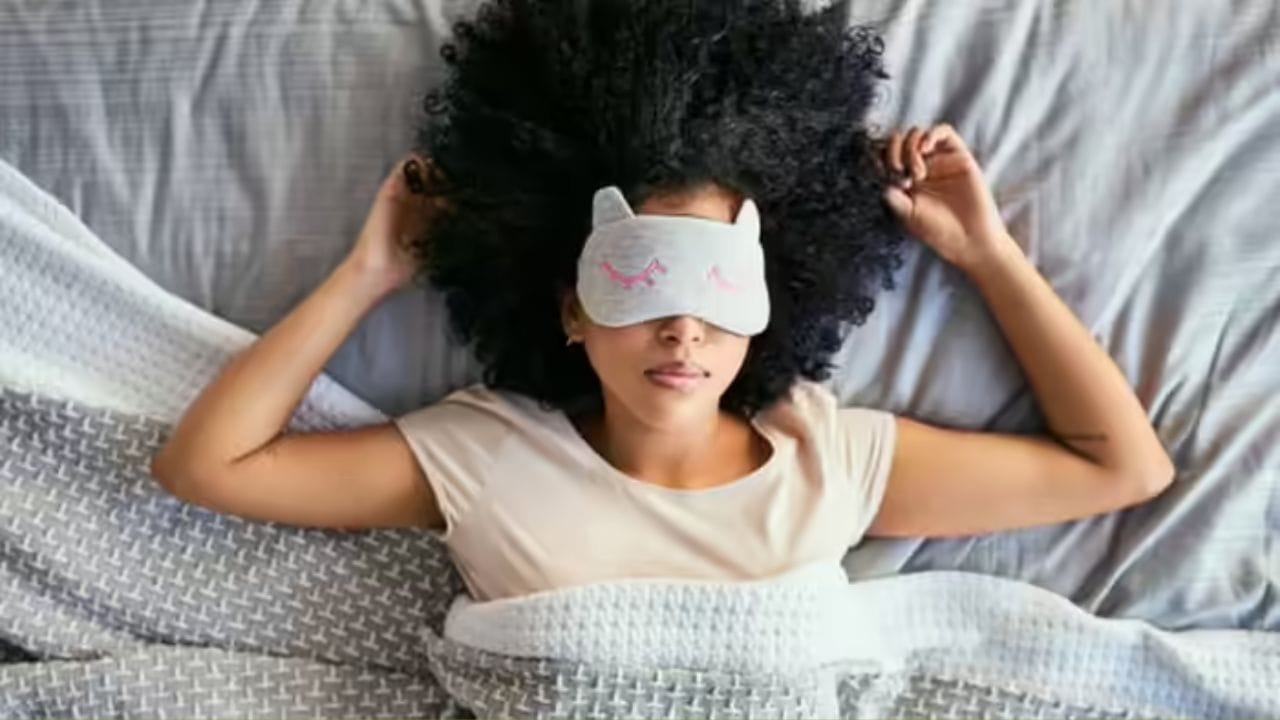 వెల్లకిలా పడుకోవడం: వెన్నెముక నేలకు ఆనేలా వెల్లకిలా పడుకునే వారు చాలా ఆత్మవిశ్వాసం కలిగిన వారని అర్థం. ఇలాంటి వ్యక్తులు జీవితంలో ఎంతటి సవాళ్లనైనా ధైర్యంగా ఎదుర్కొంటారు. అనవసరమైన గొడవలకు దూరంగా ఉంటారు. అనవసరమైన విషయాల్లో తలదూర్చరు. వీళ్లు ఎప్పుడూ చాలా ప్రశాంతంగా ఉంటారు, కానీ అవసరమైనప్పుడు ఖచ్చితంగా మాట్లాడతారు. ఏదైనా మాట్లాడే ముందు ఒకటికి రెండుసార్లు ఆలోచిస్తారు.