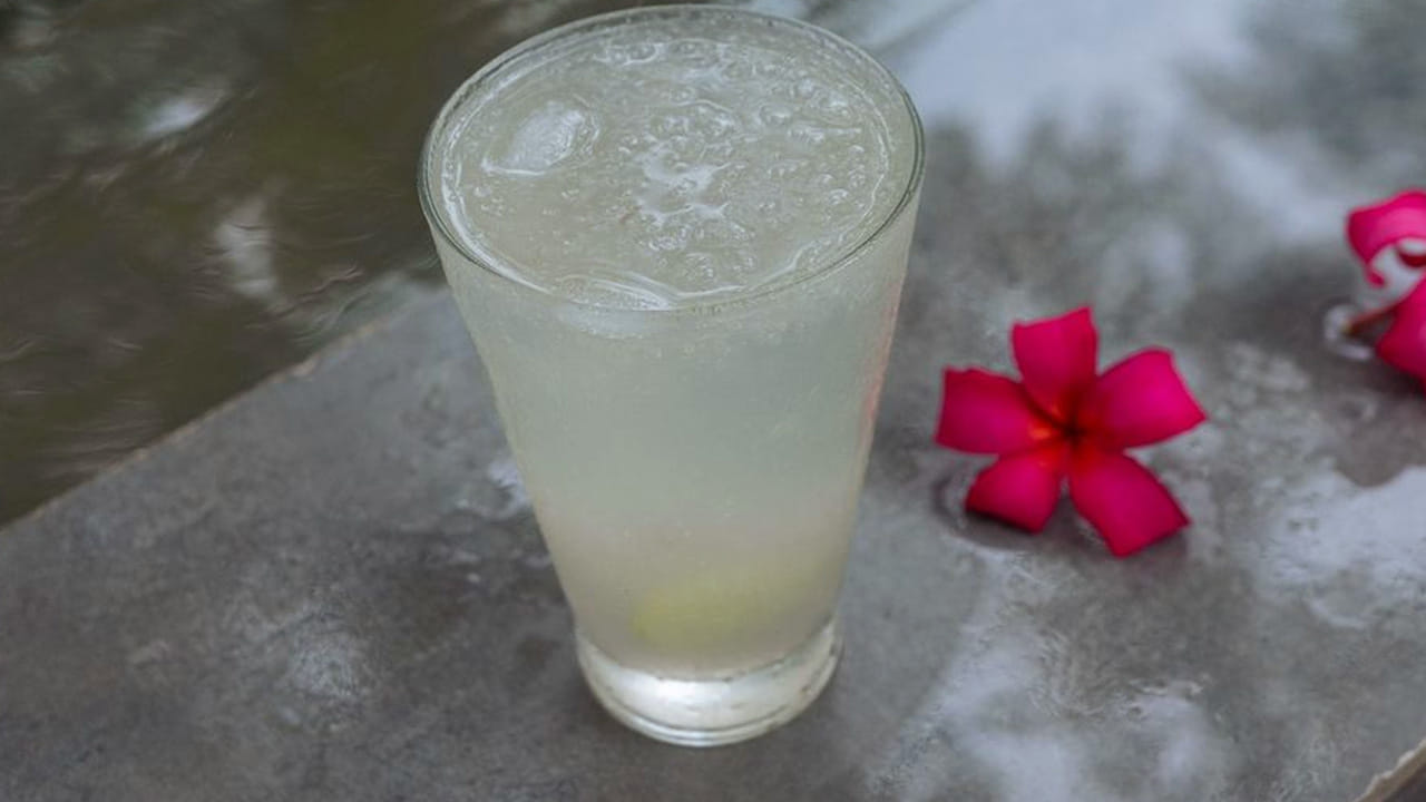 బాదం బంకకు కావాల్సిన పదార్దాలు : 10 బాదంలు,  రెండు గ్లాసులు పాలు, చక్కెర లేదా బెల్లం  రుచికి తగినంత, అర టేబుల్ స్పూన్ యాలకుల పొడి,  ఒక టేబుల్ స్పూన్ సబ్జా గింజలు, ఒక కప్పు  ఐస్ క్యూబ్స్ ను ఇసుకోవాలి.