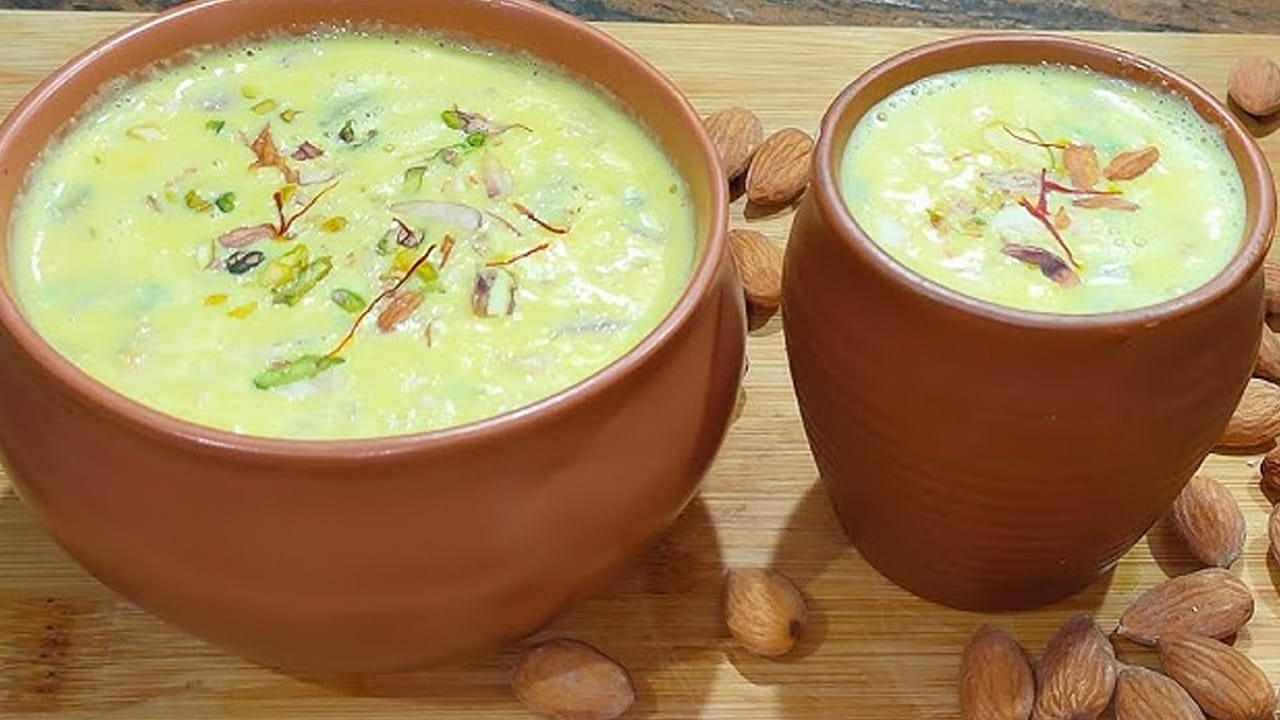 
చిన్న పిల్లల నుంచి పెద్దల వరకు ఎంతో ఇష్టంగా ఈ బాదంపాలు తాగేందుకు మొగ్గు చూపుతారు. అయితే, వేసవిలో బయట తాగడం  కంటే ఇంట్లోనే రుచికరమైన  బాదంపాలు ఇలా ఈజీగా తయారు చేసుకోవచ్చు. మరి, ఇంకెందుకు లేట్ దీనిని ఎలా తయారు చేయాలో ఇక్కడ తెలుసుకుందాం.. 
