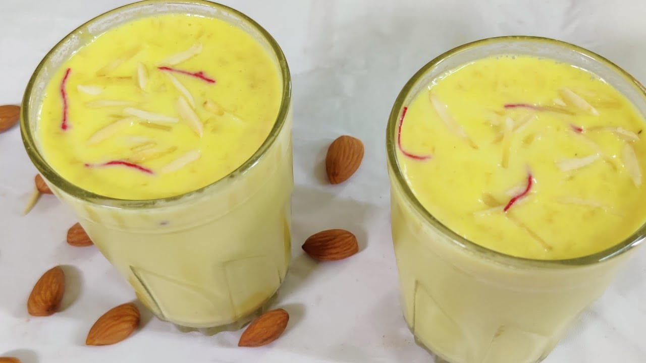 ముందుగా ఒక గిన్నెలో  బాదంను తీసుకుని గోరు వెచ్చని  నీటిలో నానబెట్టాలి. ఆ తర్వాత వీటిని తీసుకుని పాలతో మిక్సీలో వేసి 
మెత్తగా పేస్ట్ గా చేసుకోవాలి. ఇప్పుడు,  స్టవ్  వెలిగించి చిన్న  పాన్ పెట్టుకుని  పాన్ వేడెక్కిన తర్వాత దానిలో పాలు పోసి బాగా  వేడి చేసుకోవాలి. 