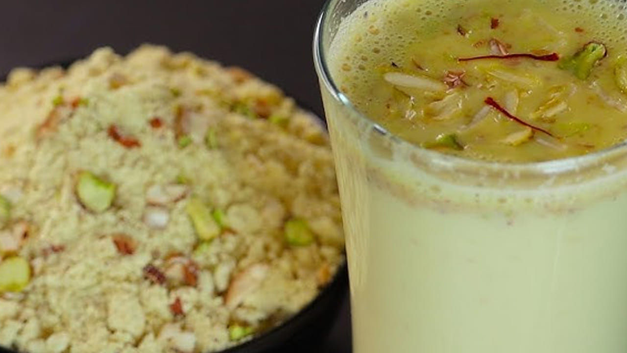 పాలు బాగా వేడెక్కిన తర్వాత  బాదం పేస్టును  వేసి బాగా మిక్స్ అయ్యేలా  కలపాలి. ఆ తర్వాత దానిలో కొద్దిగా చక్కెర, కొద్దిగా యాలకుల పొడి వేసి బాగా మిక్సింగ్ అయ్యేలా కలుపుకోవాలి. 