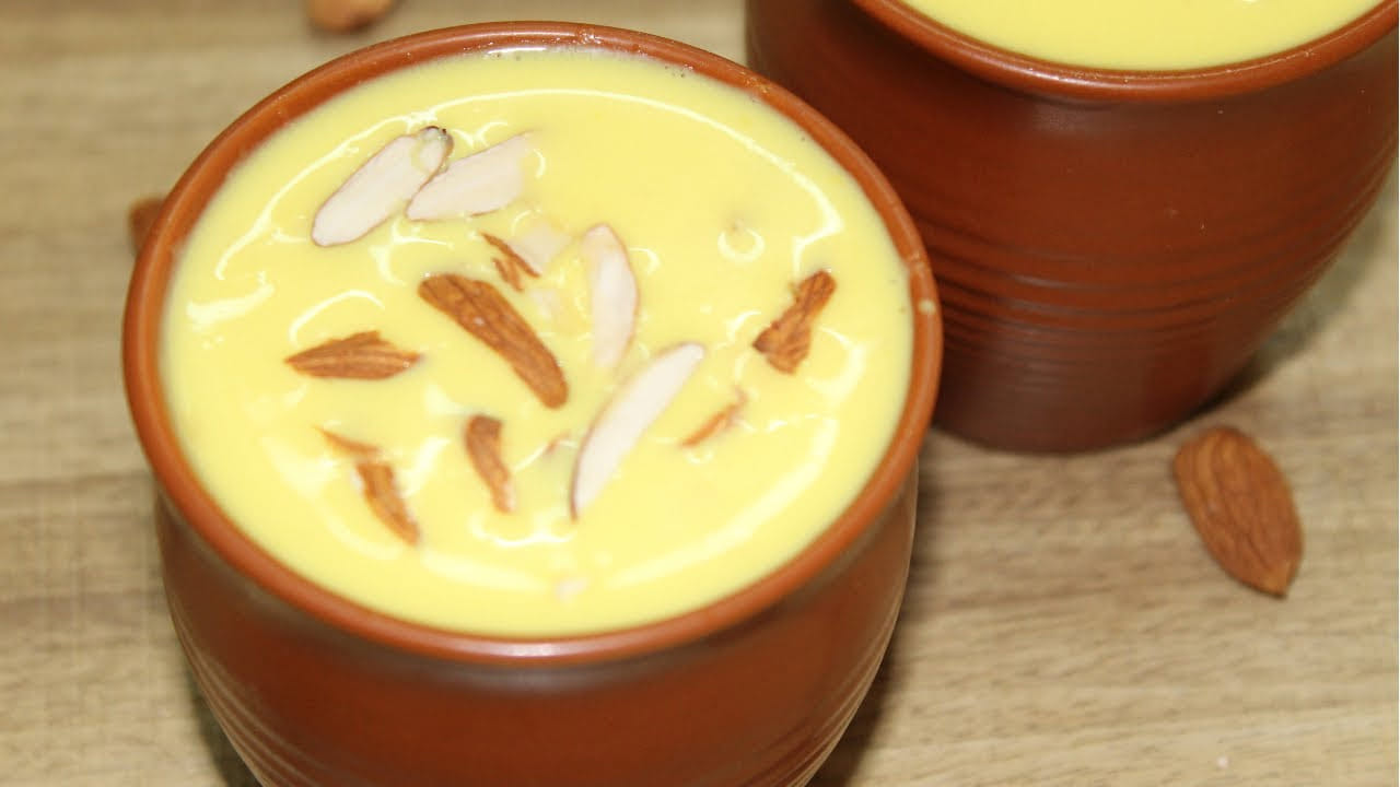 ఇప్పుడు దీనిలోనే  కుంకుమ పువ్వును కూడా వేసి 10 నిమిషాల పాటు స్టవ్ మీదే పెట్టుకోవాలి. ఆ తర్వాత గ్లాసు తీసుకుని బాదంపాలు పోసుకుని తాగడమే.  మీకు చల్లగా కావాలంటే ఫ్రిడ్జ్ లో పెట్టుకుని తాగొచ్చు.