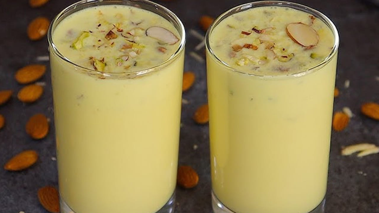 కావాల్సిన పదార్థాలు: 100 గ్రాములు బాదం,  మూడు కప్పుల పాలు, మూడు టేబుల్ స్పూన్లు చక్కెర , అర టేబుల్  స్పూన్ యాలకులపొడి, కుంకుమ పువ్వు, రెండు గ్లాస్ ల నీళ్ళు తీసుకోవాలి. 
